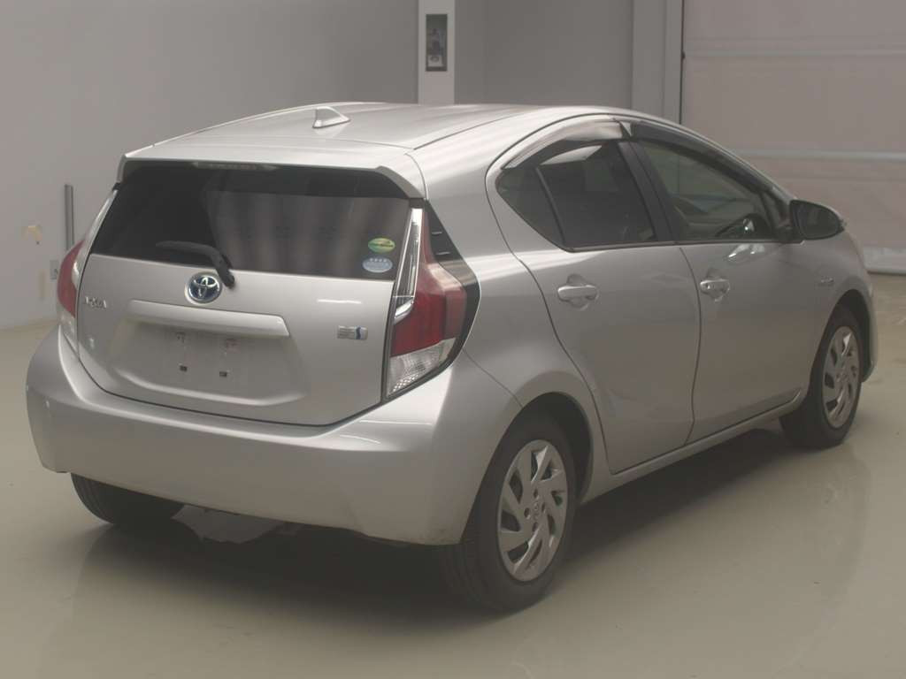 2015 Toyota Aqua NHP10[1]