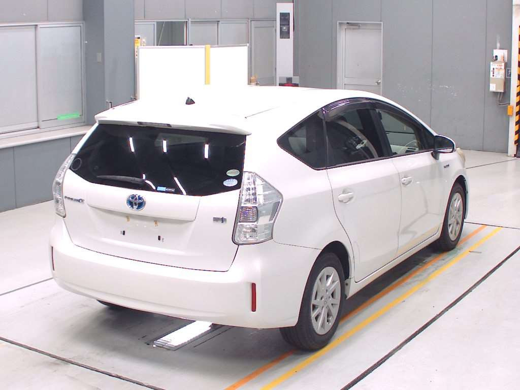 2013 Toyota Prius alpha ZVW41W[1]