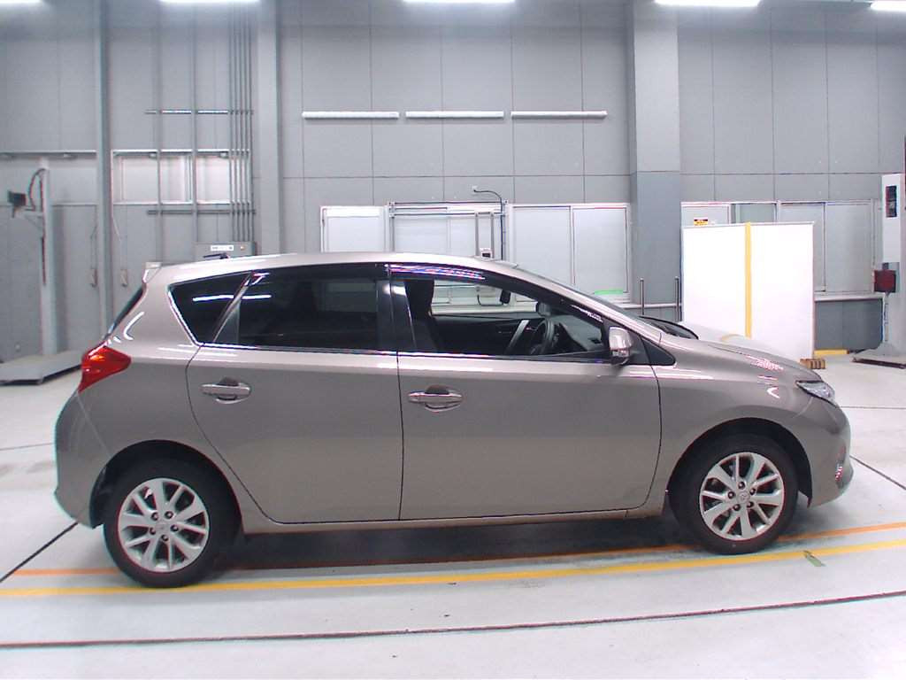 2013 Toyota Auris NZE184H[2]