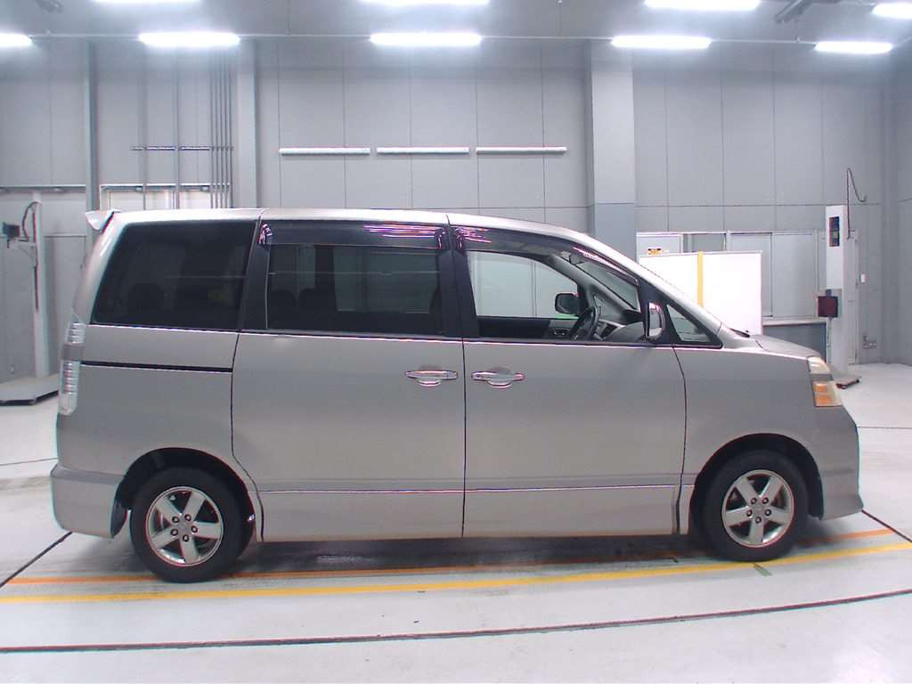 2006 Toyota Voxy AZR60G[2]