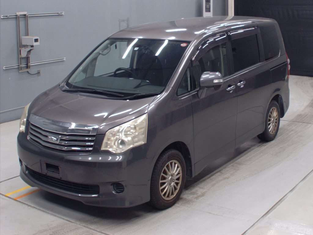 2011 Toyota Noah ZRR70G[0]