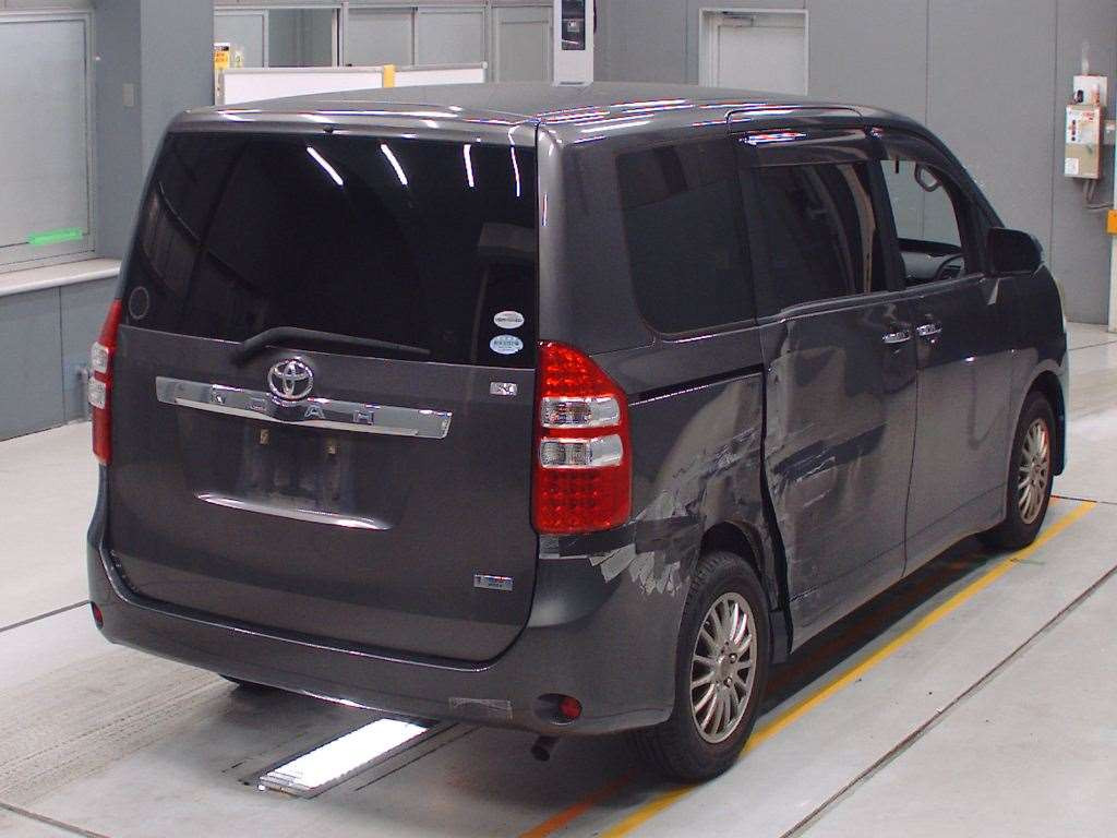 2011 Toyota Noah ZRR70G[1]