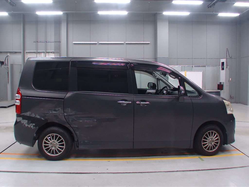 2011 Toyota Noah ZRR70G[2]