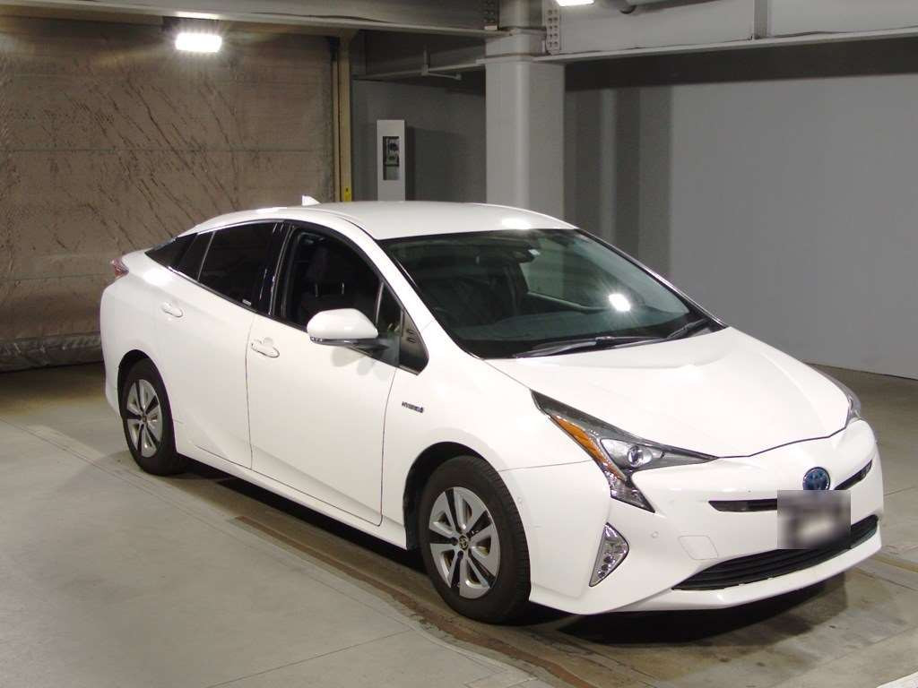 2016 Toyota Prius ZVW55[2]