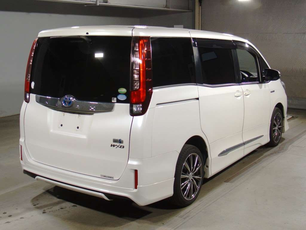 2015 Toyota Noah ZWR80G[1]