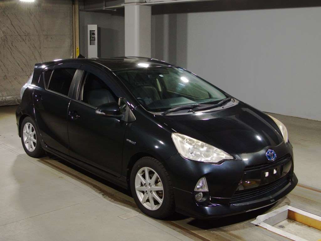 2013 Toyota Aqua NHP10[2]