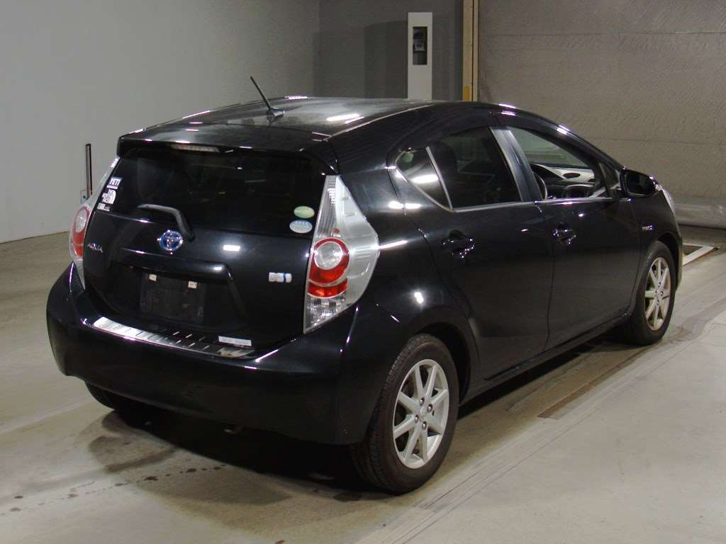 2012 Toyota Aqua NHP10[1]