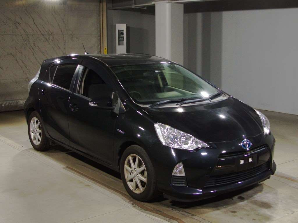 2012 Toyota Aqua NHP10[2]