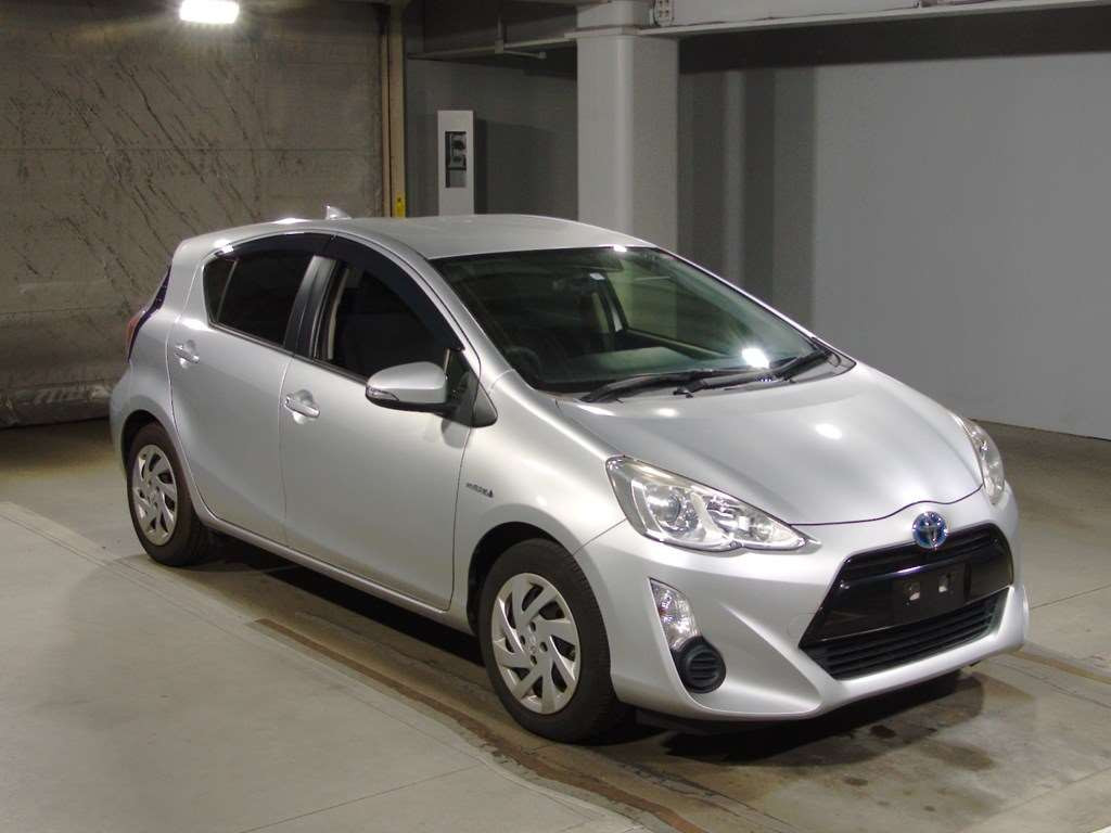 2015 Toyota Aqua NHP10[2]