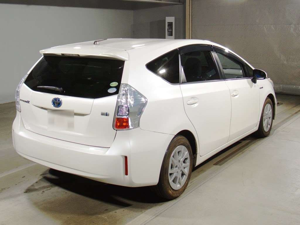 2013 Toyota Prius alpha ZVW40W[1]