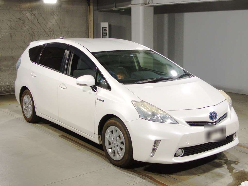 2013 Toyota Prius alpha ZVW40W[2]