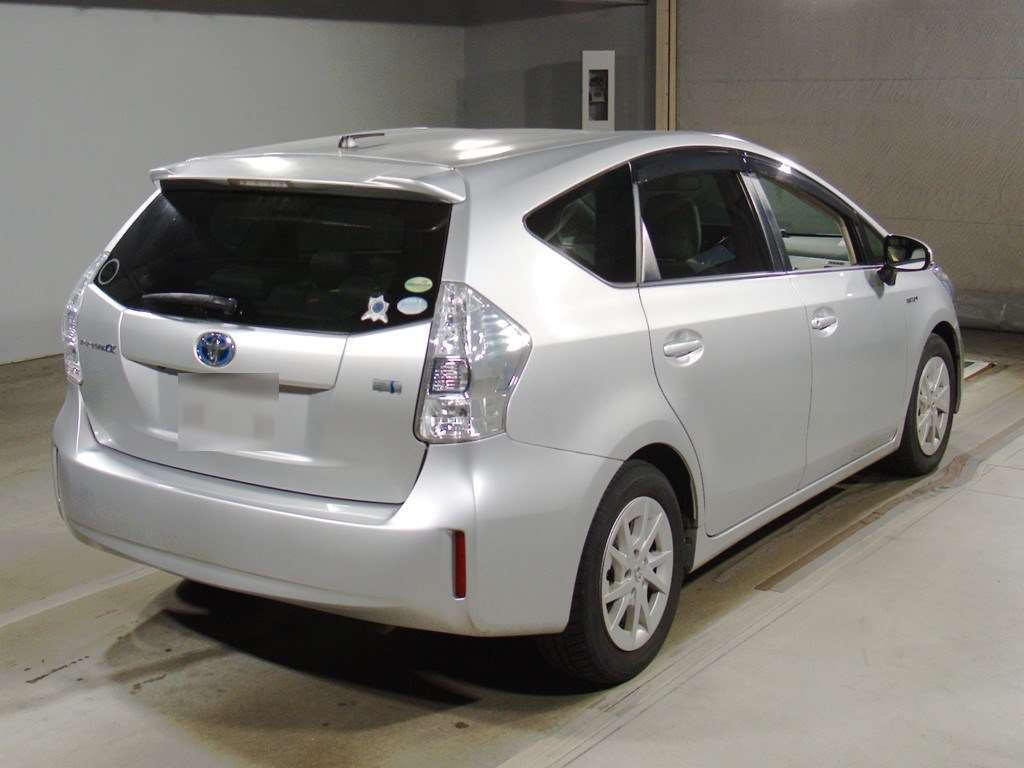 2012 Toyota Prius alpha ZVW40W[1]