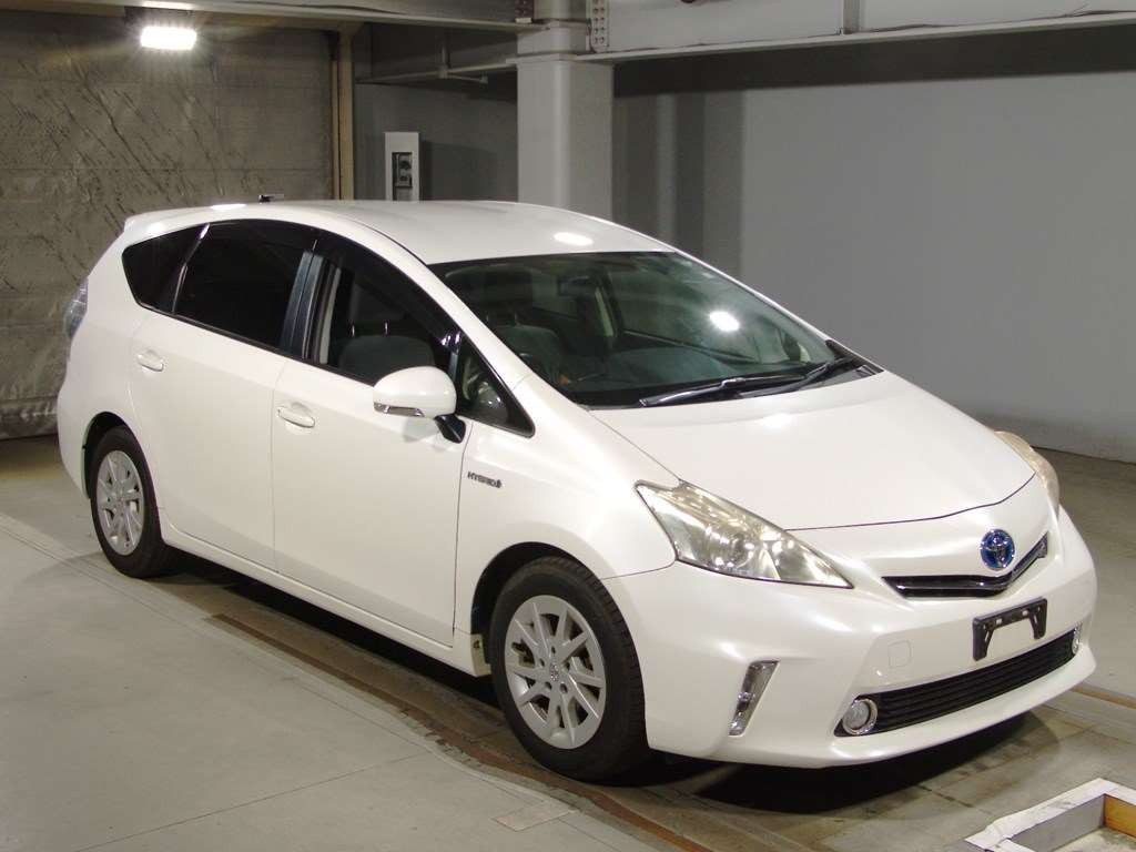 2012 Toyota Prius alpha ZVW41W[2]