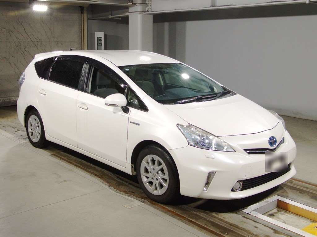 2013 Toyota Prius alpha ZVW40W[2]