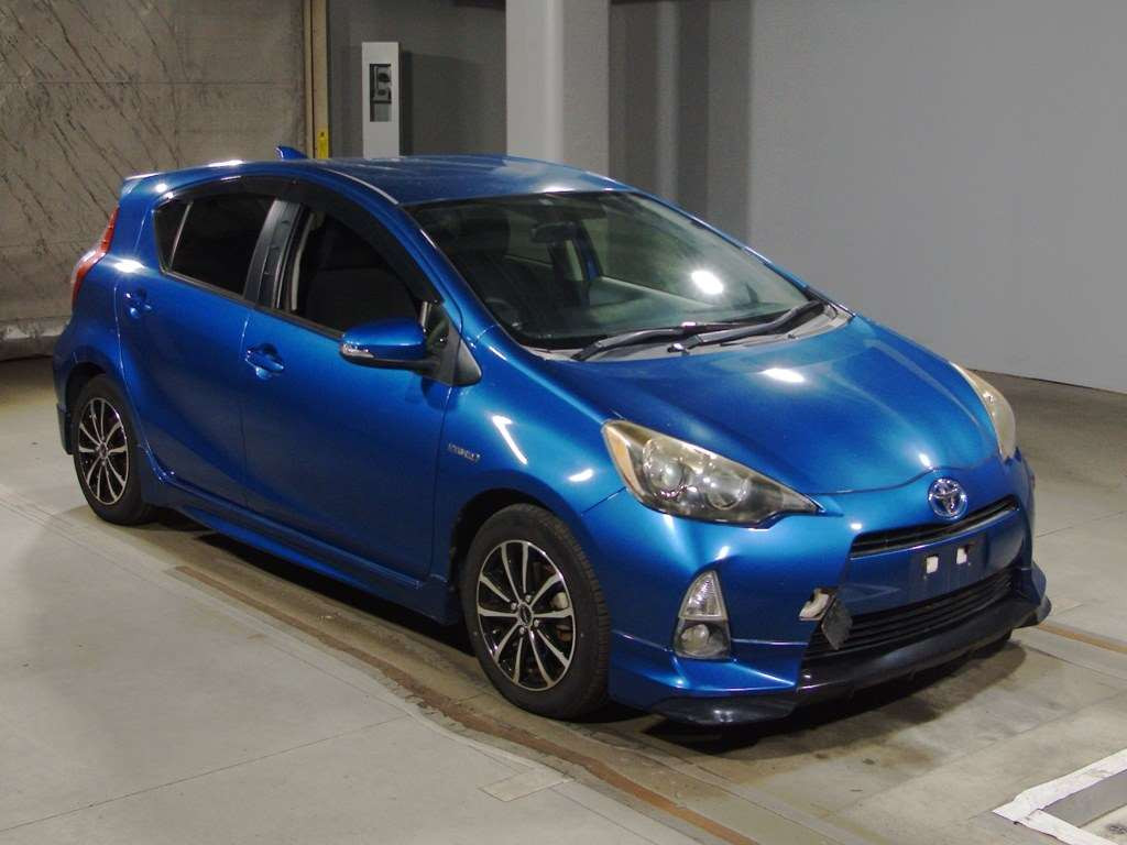 2012 Toyota Aqua NHP10[2]