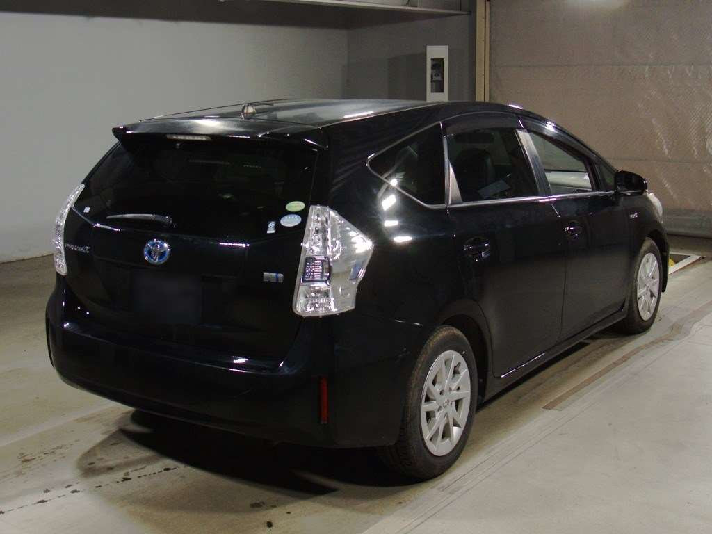 2013 Toyota Prius alpha ZVW40W[1]