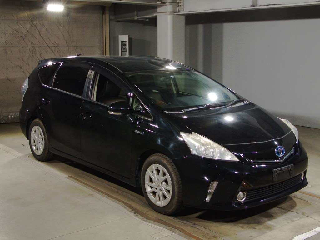 2013 Toyota Prius alpha ZVW40W[2]