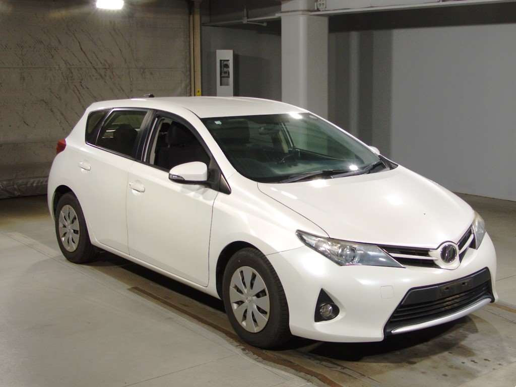 2012 Toyota Auris NZE181H[2]