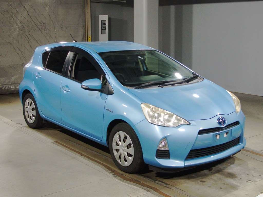 2013 Toyota Aqua NHP10[2]