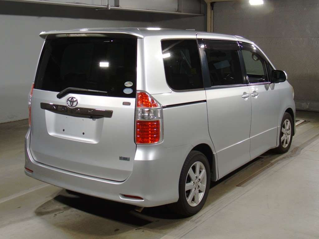 2008 Toyota Noah ZRR70W[1]