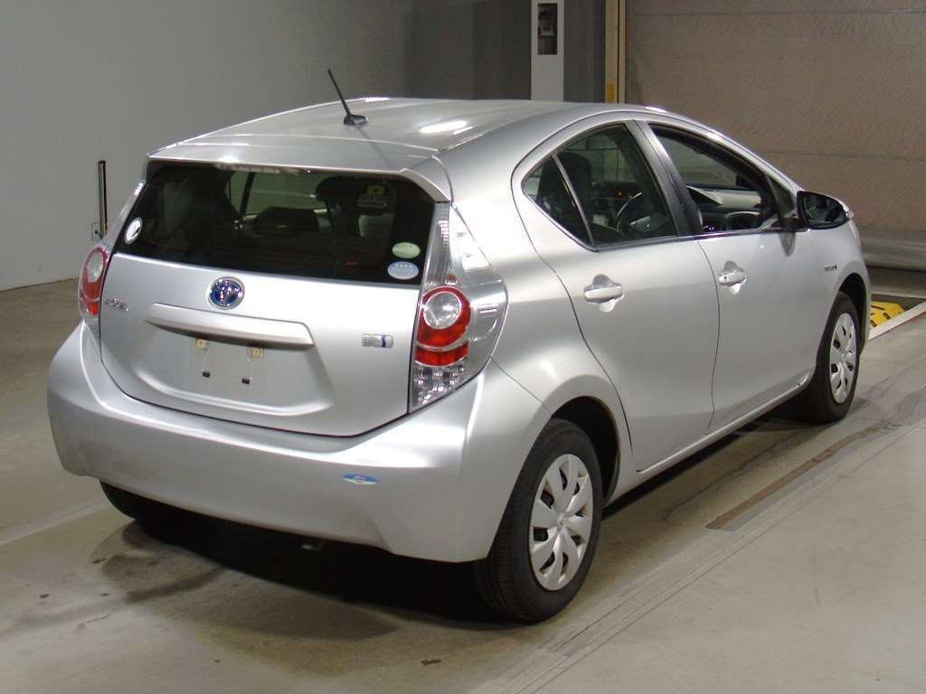 2014 Toyota Aqua NHP10[1]