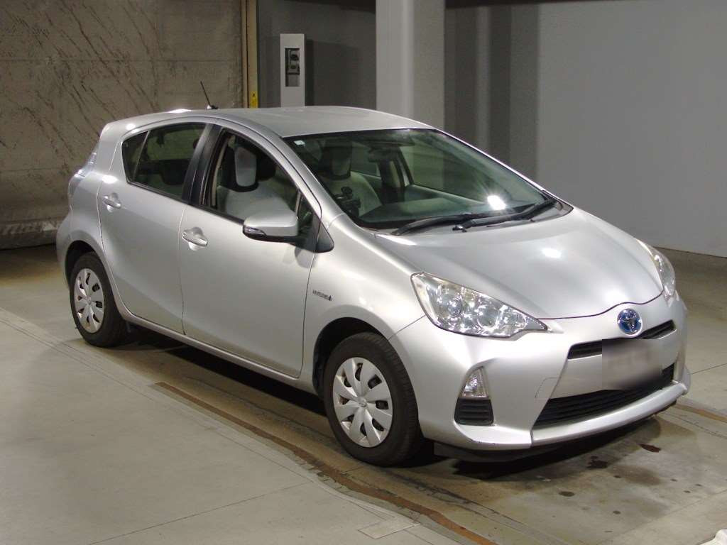 2014 Toyota Aqua NHP10[2]