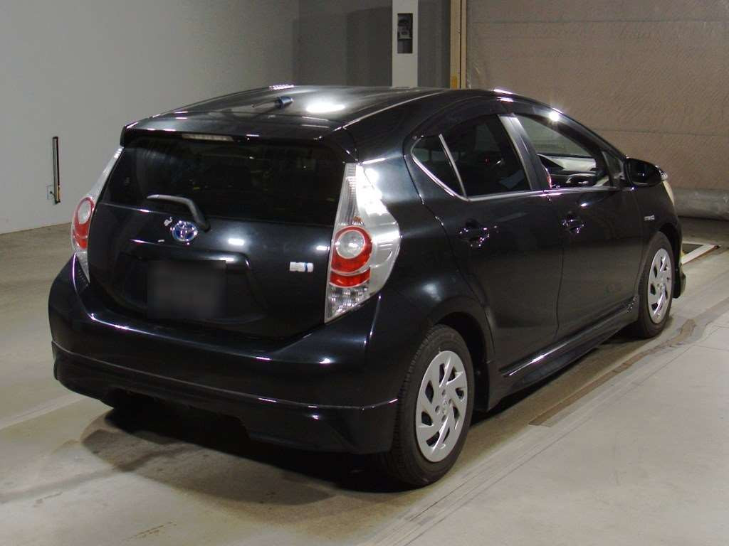 2013 Toyota Aqua NHP10[1]