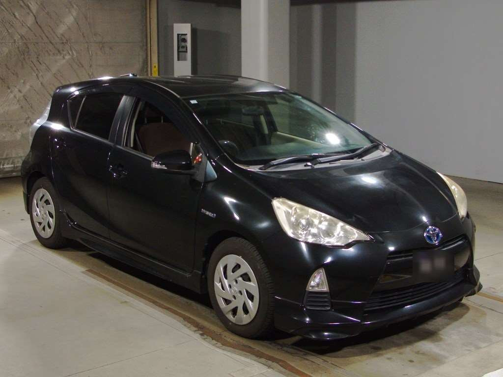 2013 Toyota Aqua NHP10[2]