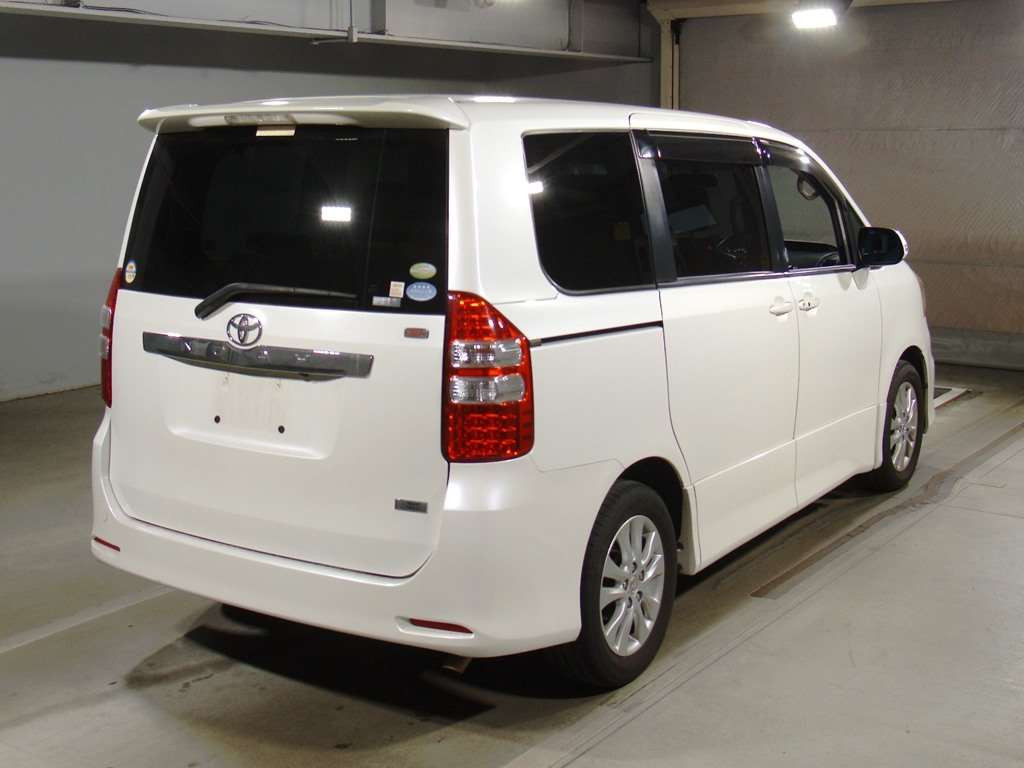 2010 Toyota Noah ZRR70W[1]