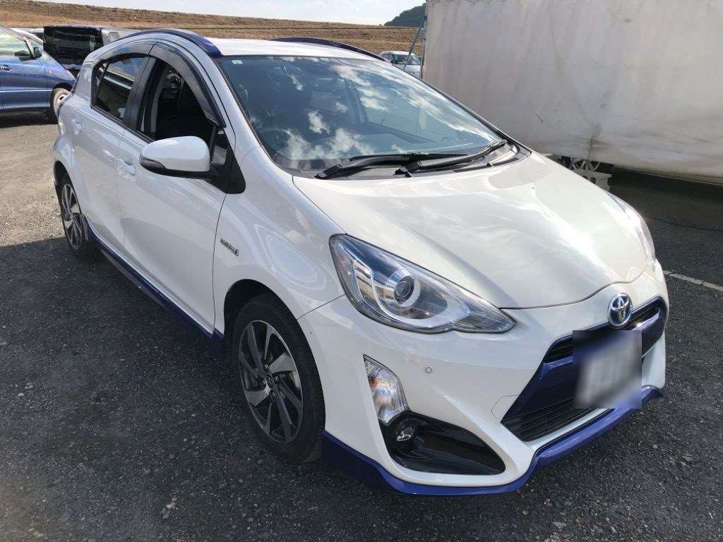 2015 Toyota Aqua NHP10[2]