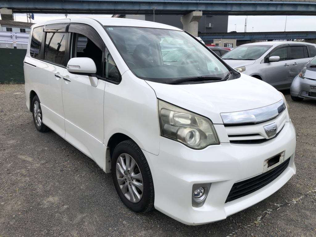 2011 Toyota Noah ZRR70W[2]