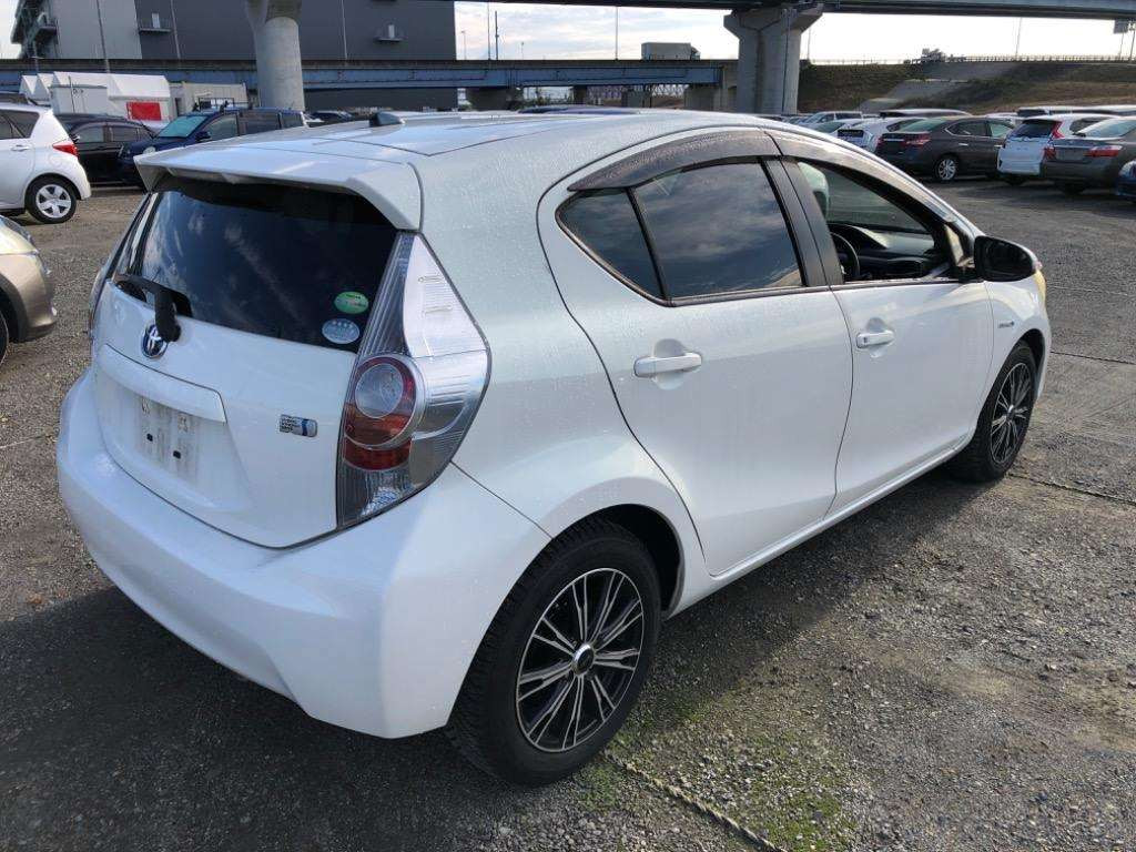 2013 Toyota Aqua NHP10[1]