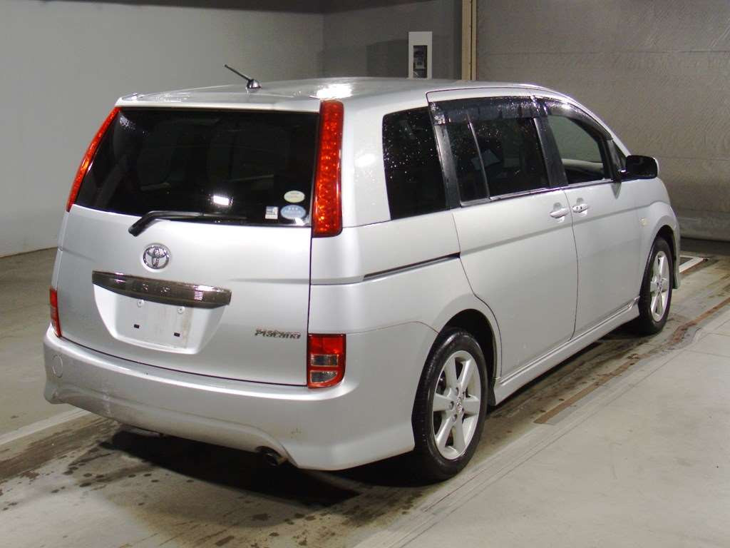 2005 Toyota Isis ANM10W[1]