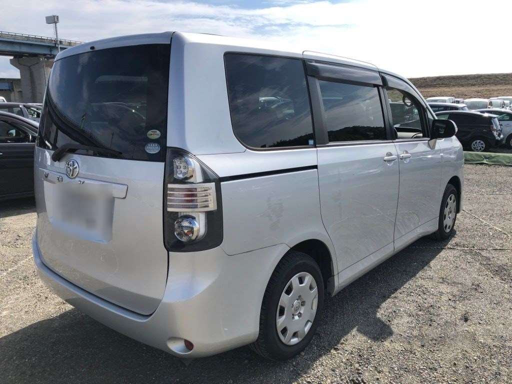 2008 Toyota Voxy ZRR70G[1]