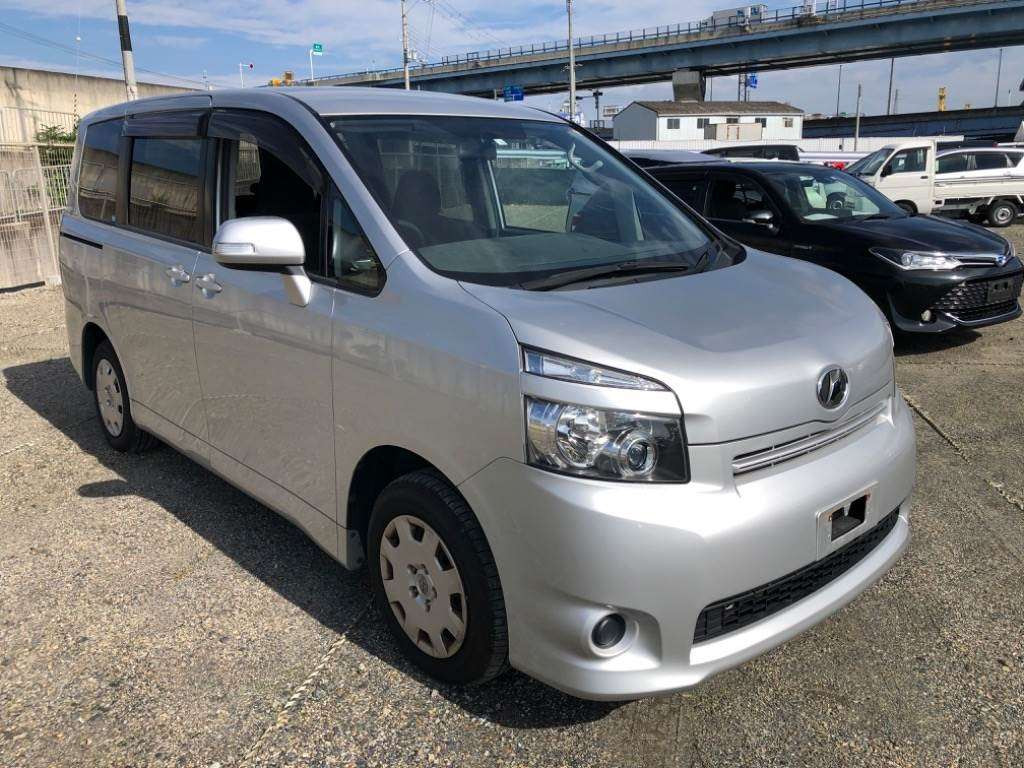 2008 Toyota Voxy ZRR70G[2]