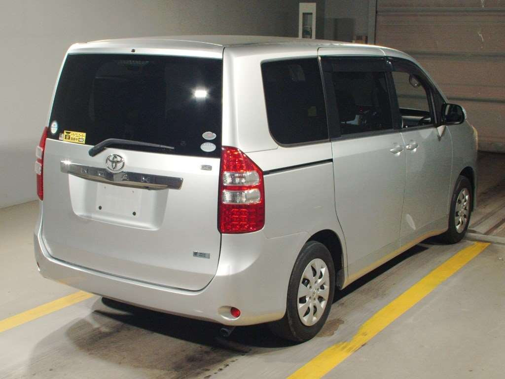 2011 Toyota Noah ZRR70G[1]