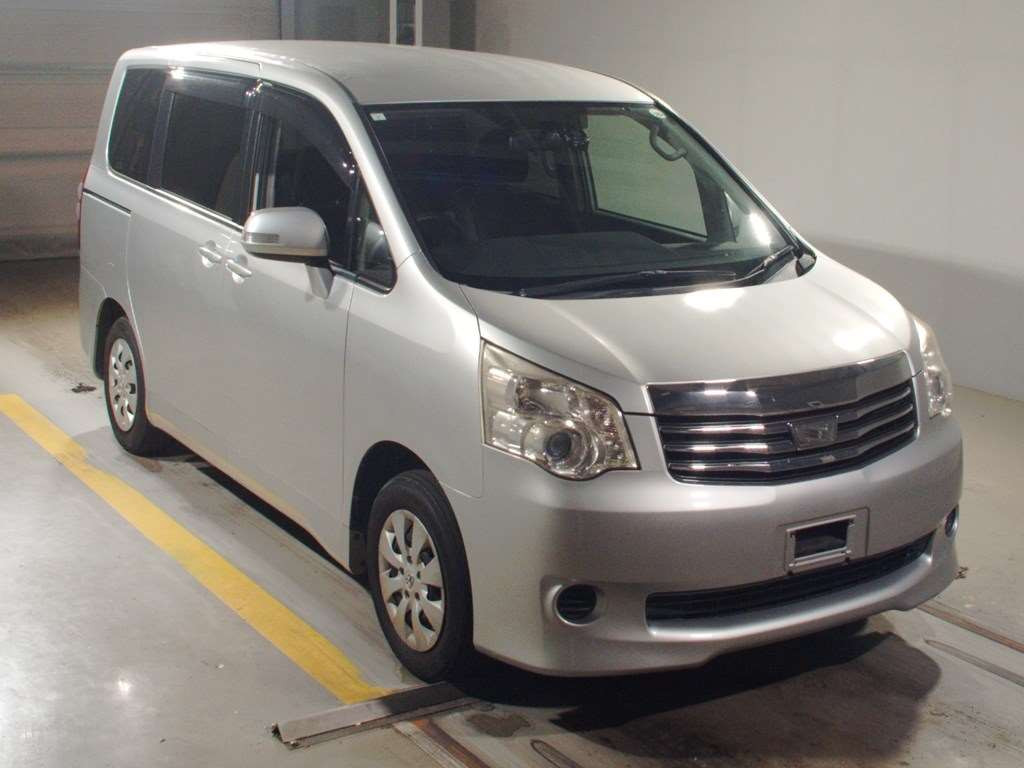 2011 Toyota Noah ZRR70G[2]