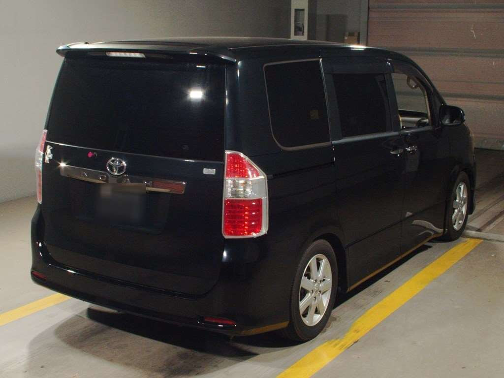 2008 Toyota Noah ZRR70W[1]