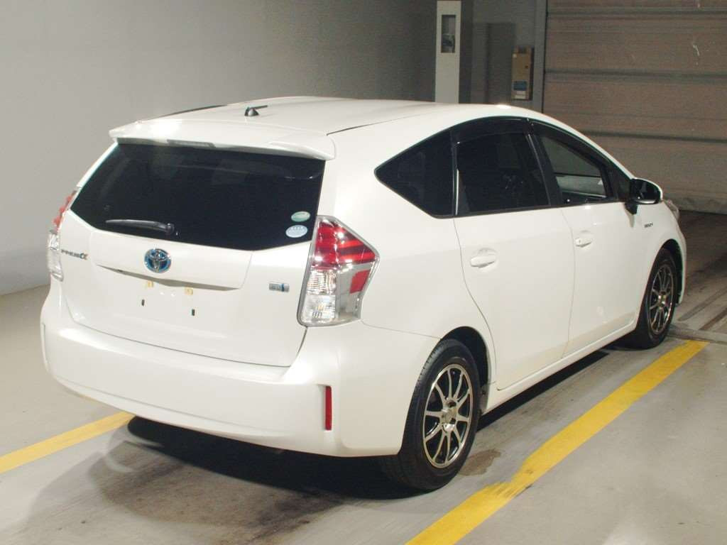 2016 Toyota Prius alpha ZVW41W[1]