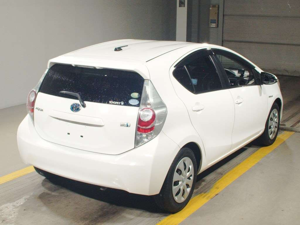 2013 Toyota Aqua NHP10[1]