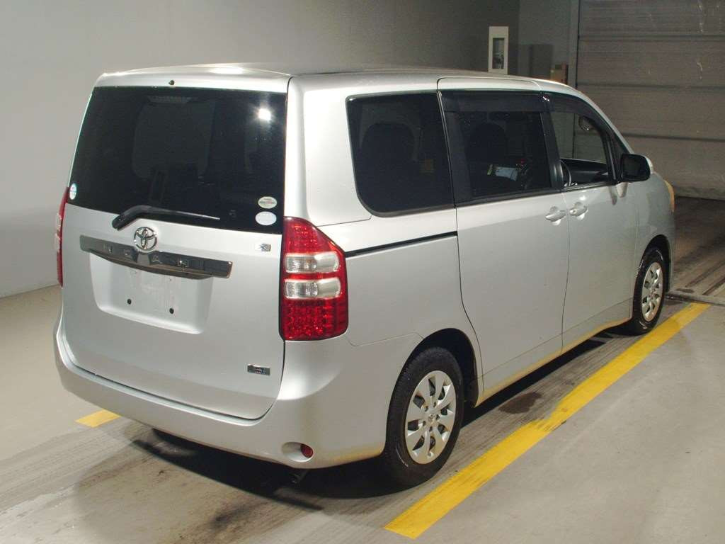 2011 Toyota Noah ZRR70G[1]