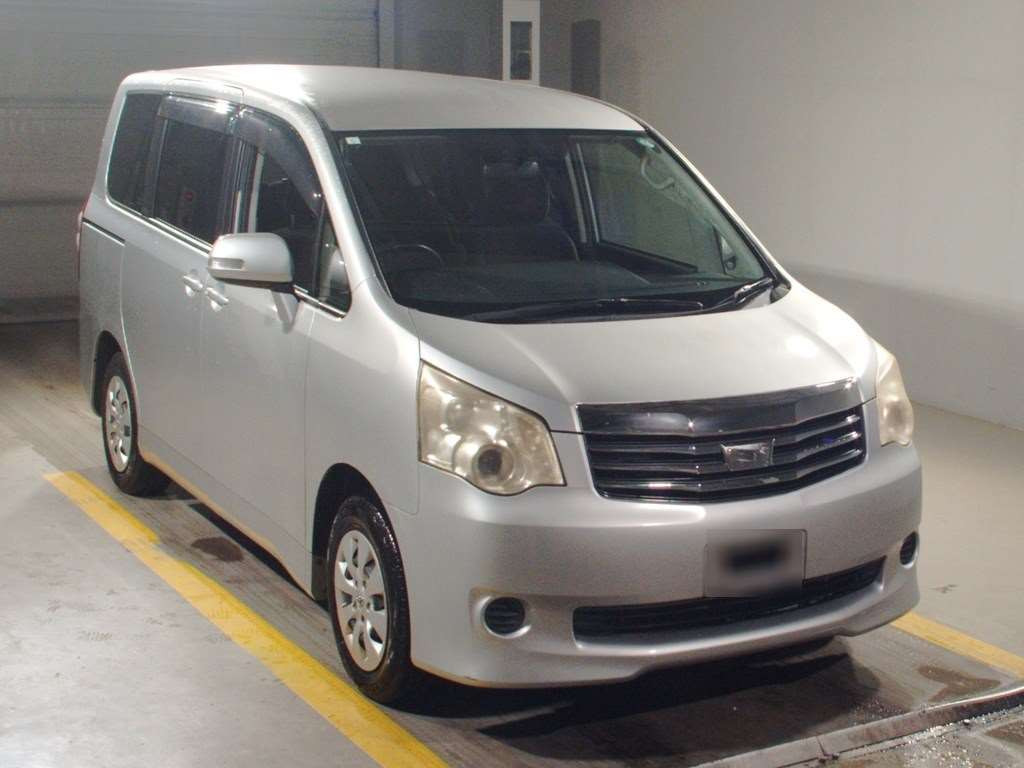 2011 Toyota Noah ZRR70G[2]