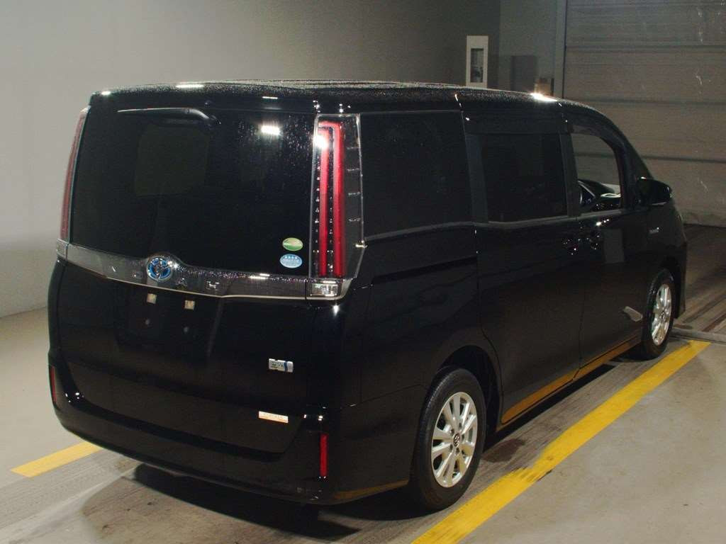 2017 Toyota Noah ZWR80G[1]