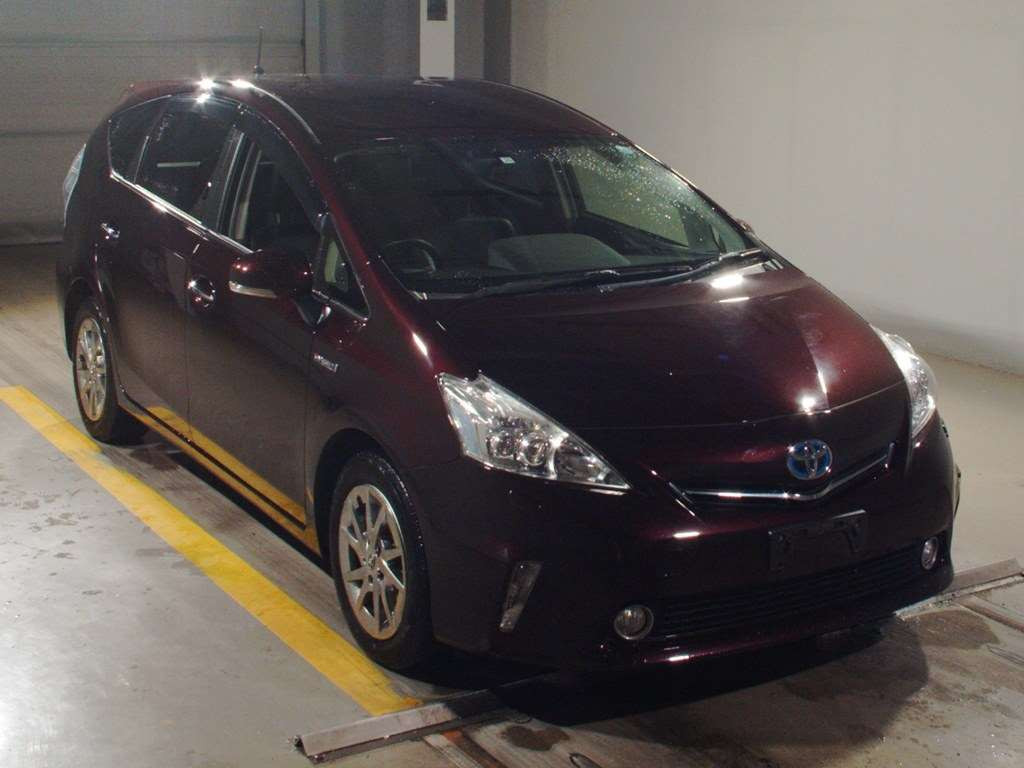 2013 Toyota Prius alpha ZVW41W[2]