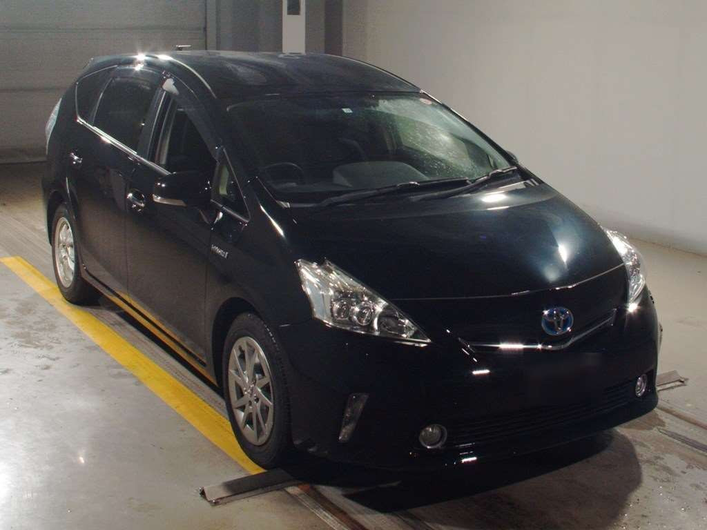 2013 Toyota Prius alpha ZVW41W[2]