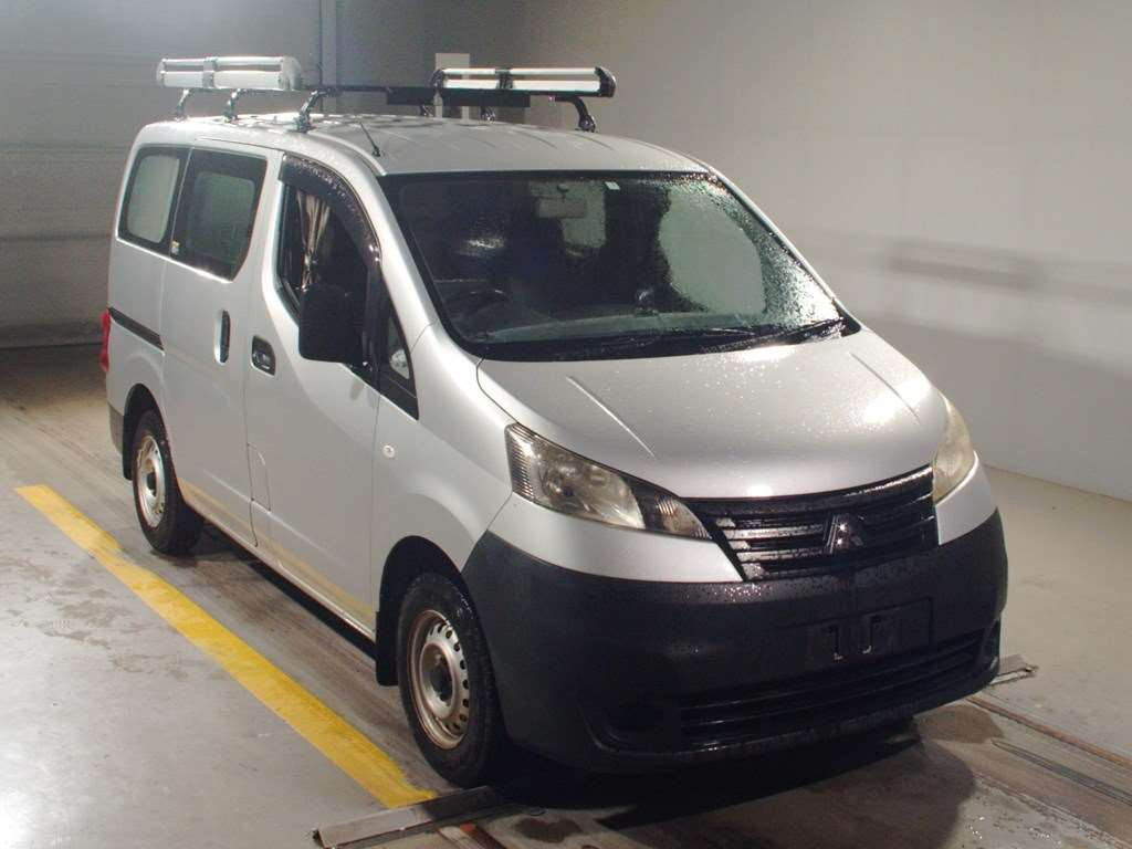 2015 Mitsubishi Delica Van BVM20[2]