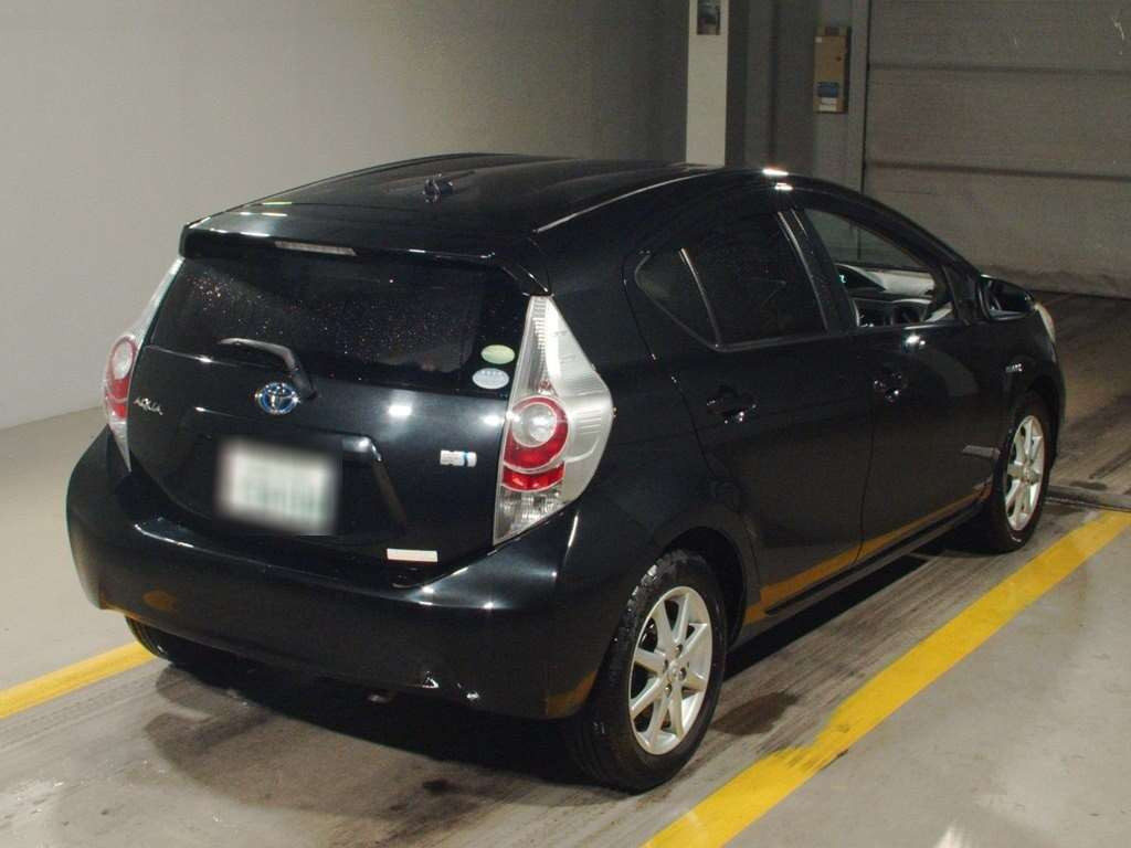 2013 Toyota Aqua NHP10[1]