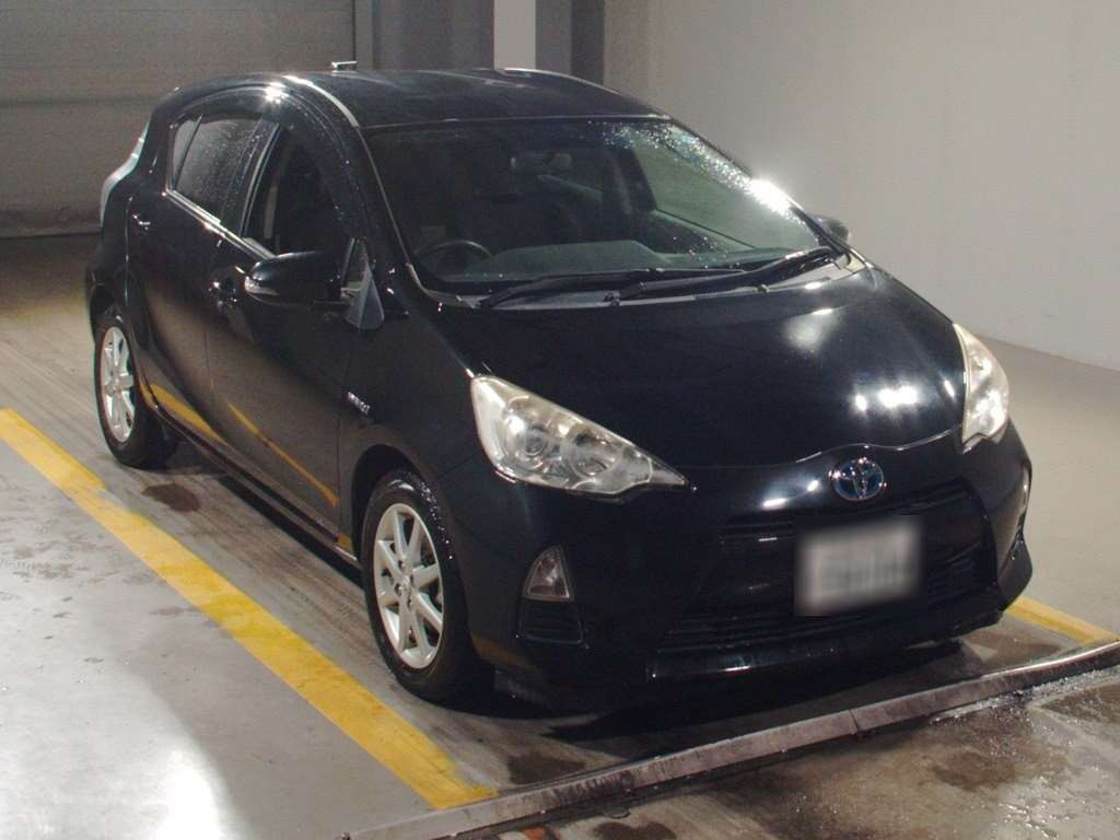 2013 Toyota Aqua NHP10[2]