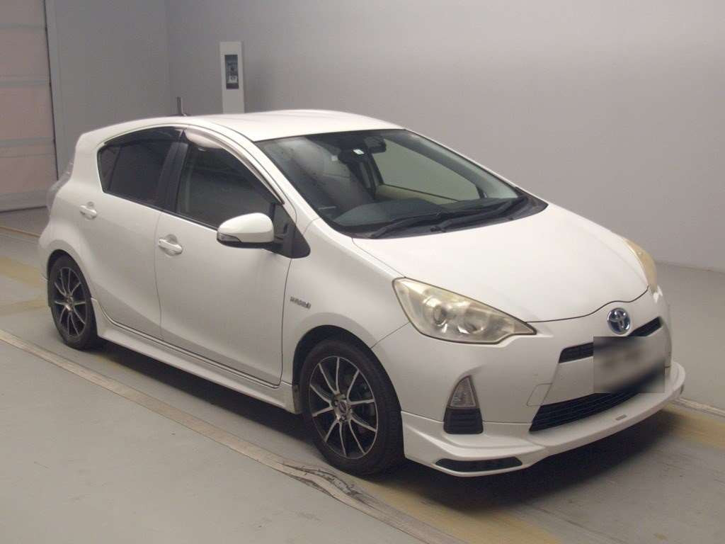 2012 Toyota Aqua NHP10[2]