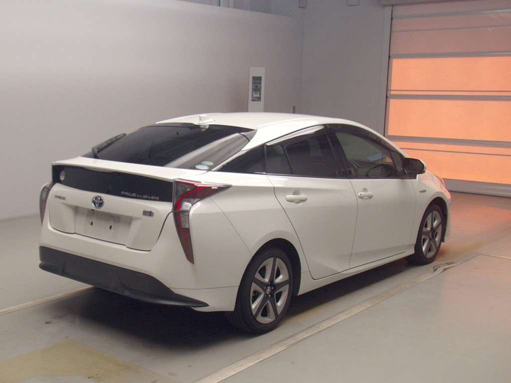 2016 Toyota Prius ZVW50[1]